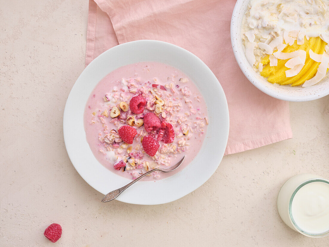 Overnight-Oats mit frischen Himbeeren und Haselnüssen