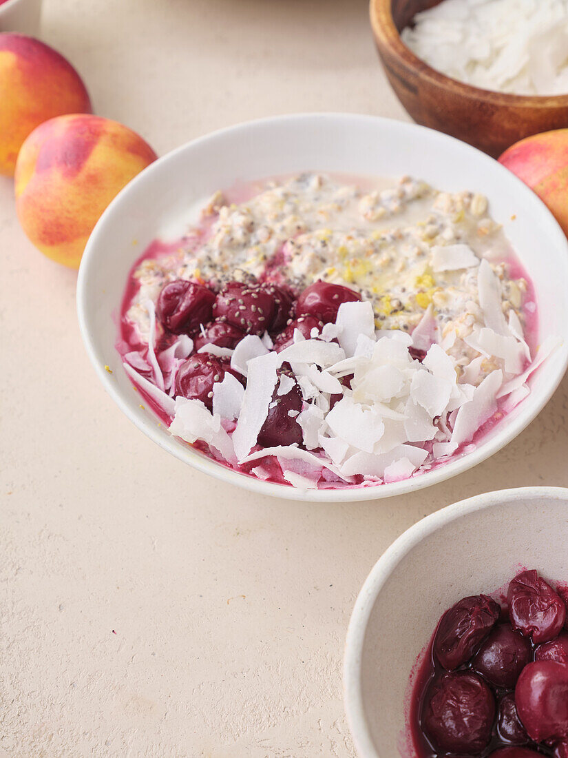 Overnight-Oats mit eingelegten Kirschen, Chiasamen und Kokosflocken