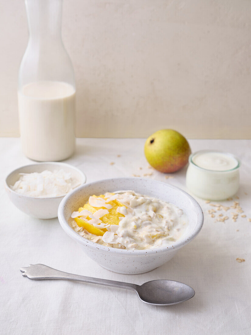 Overnight Oats mit frischer Mango und Kokosflocken