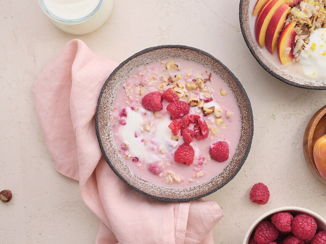 Overnight-Oats mit Himbeeren und Haselnüssen