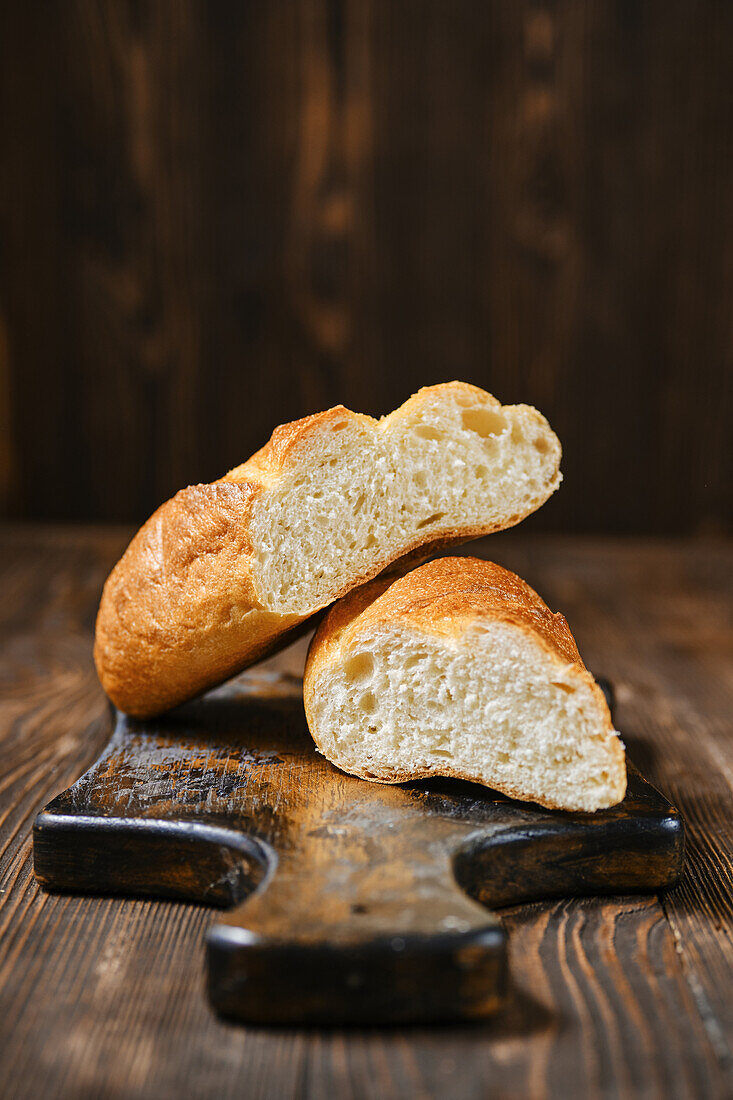 Aufgeschnittenes Baguette auf Holzschneidebrett