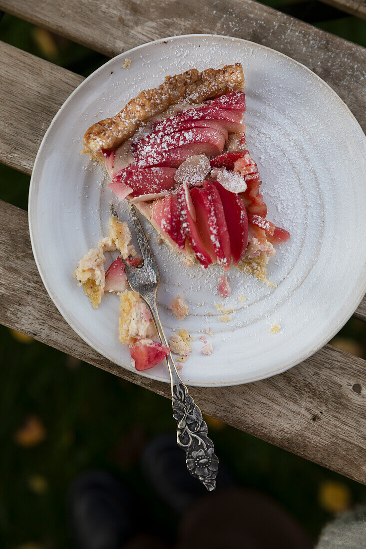 Roter Apfelkuchen mit Puderzucker