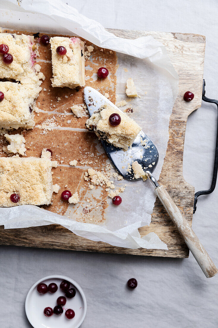 Grenobler Nusskuchen mit Preiselbeeren