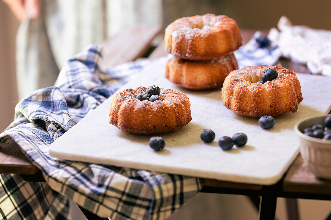 Mini-Gugelhupfe mit Heidelbeeren