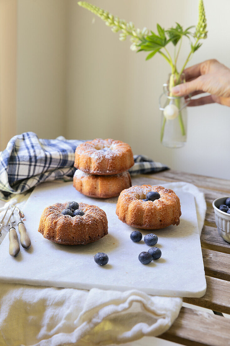 Mini-Gugelhupfe mit Heidelbeeren