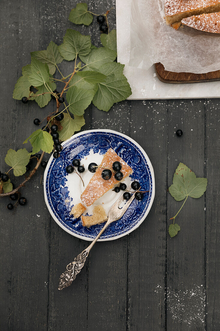 Veganer Kirschkuchen mit schwarzen Johannisbeeren