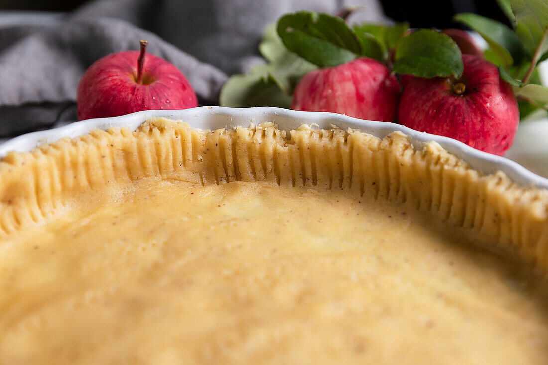 Apfelkuchen mit Mürbeteigkruste in Vorbereitung