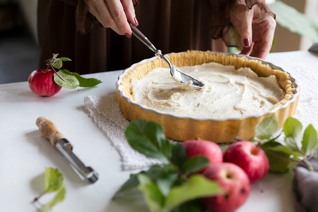 Apfelkuchen mit Frangipane-Füllung zubereiten