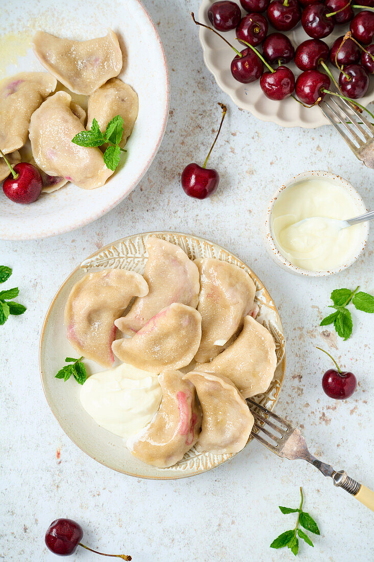 Sauerkirsch-Pierogi mit Sahne