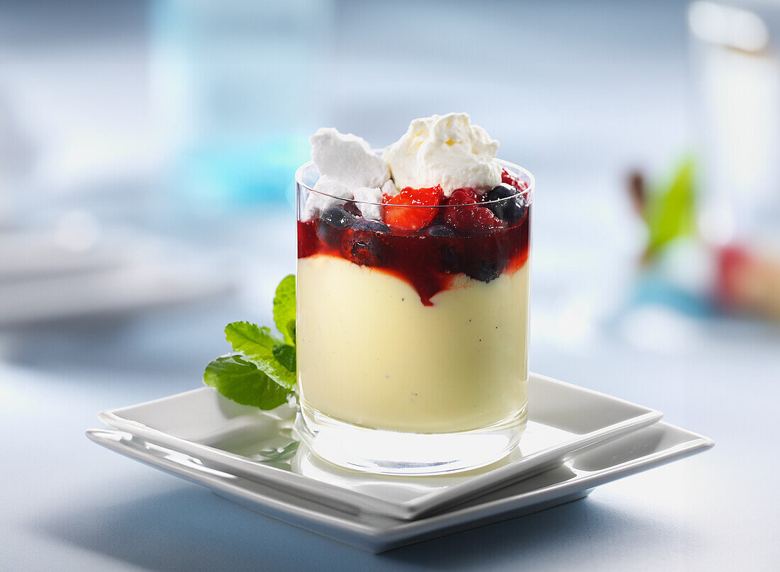 Vanillecreme mit Beeren und Schlagobers im Glas