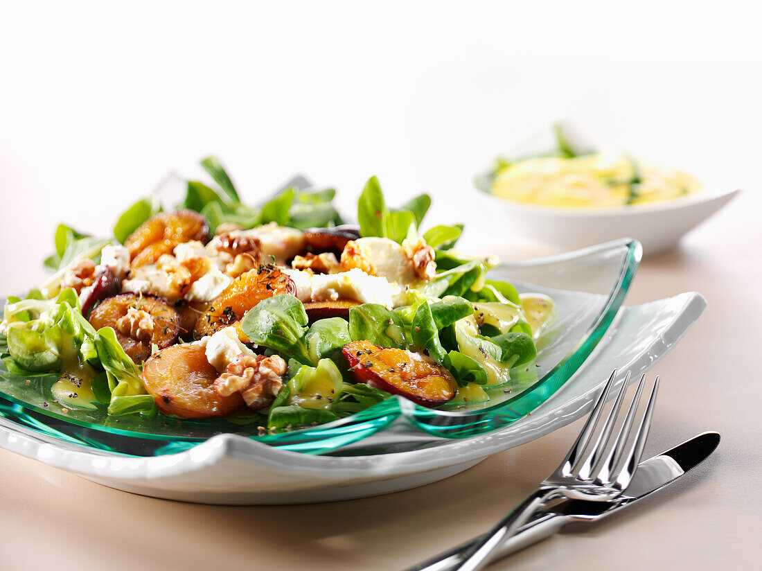 Feldsalat mit Feta, Zwetschgen und Walnüssen