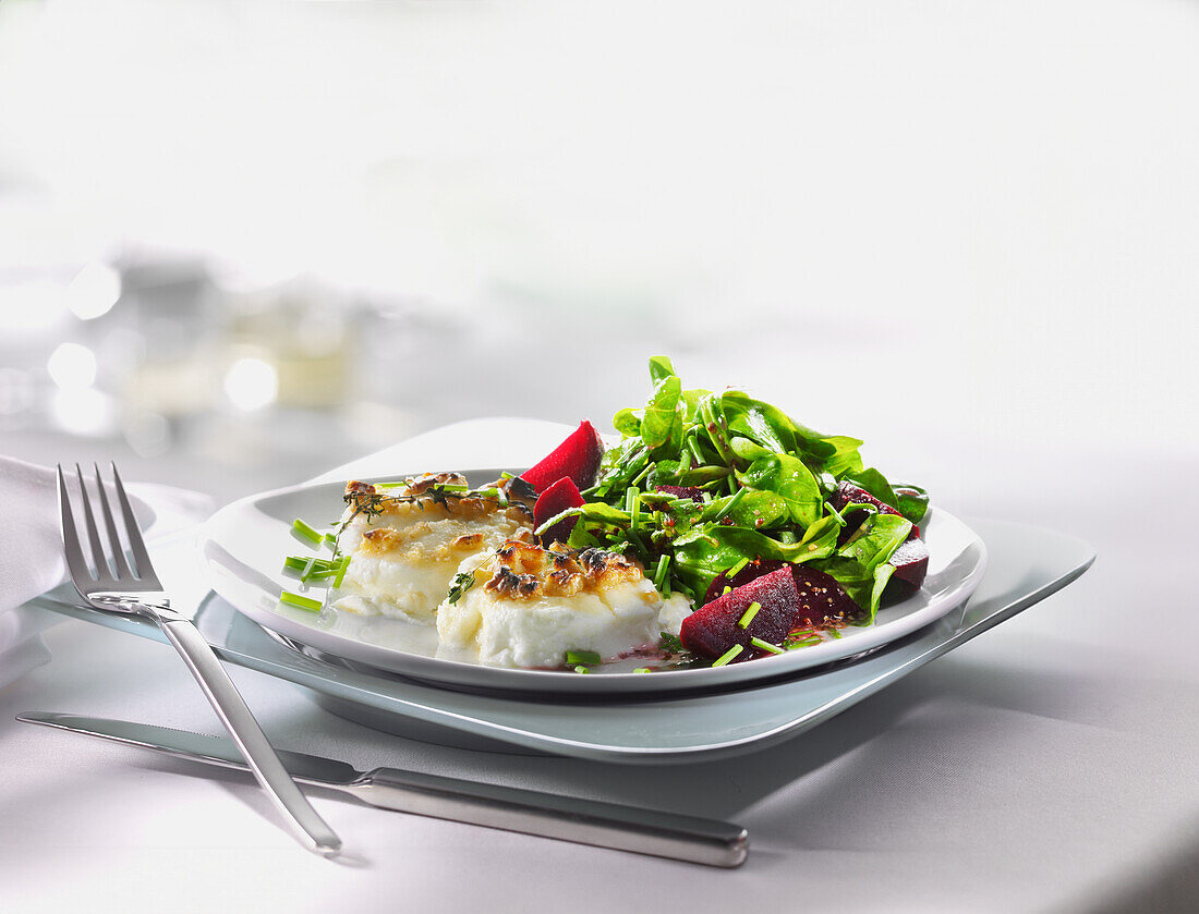 Gratinated goat's cheese with lamb's lettuce and beetroot