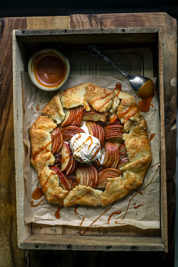 Apfel-Galette mit einer Kugel Vanilleeis und Karamellsauce