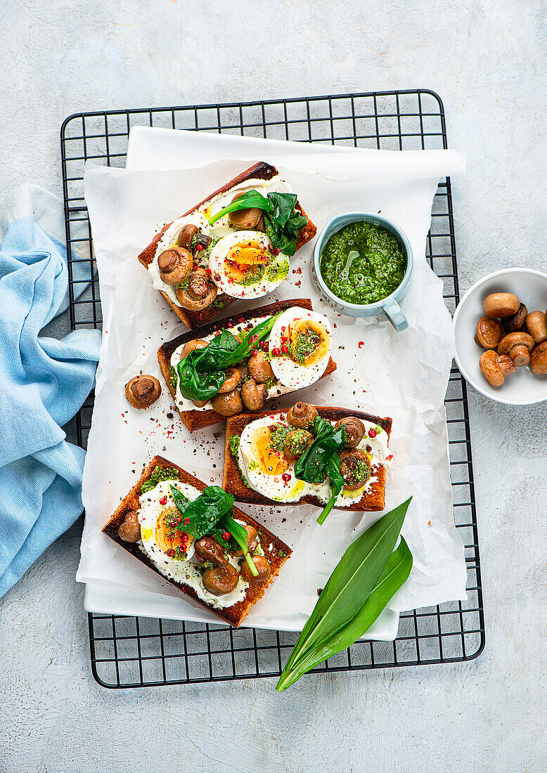 Toasted baguette with wild garlic spread, egg and mushrooms