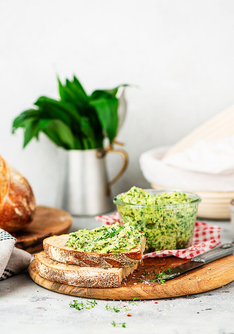 Dinkelbrot mit Bärlauchbutter