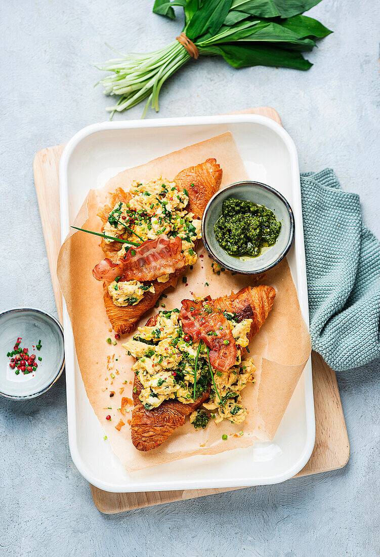 Rührei-Croissant mit Speck und Bärlauch-Pesto