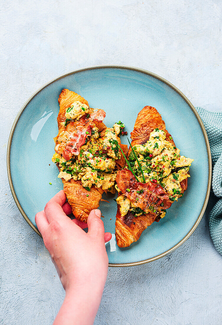 Bärlauch-Rührei-Croissant mit knusprigem Speck