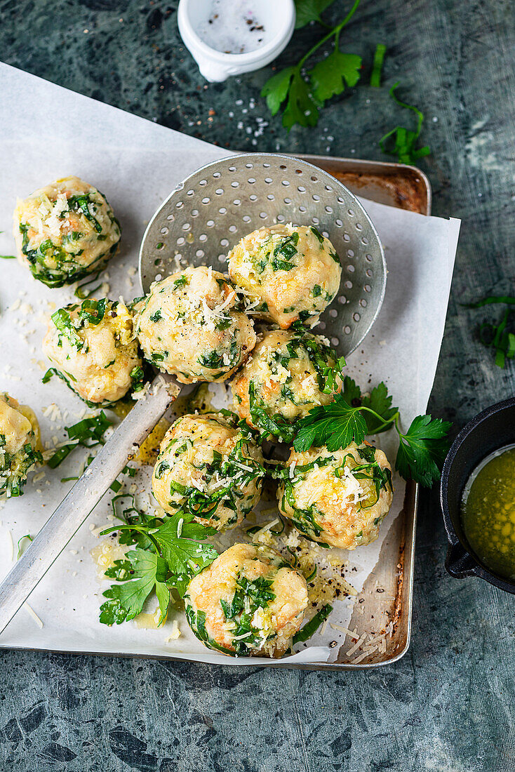 Bärlauchknödel mit zerlassener Butter und Petersilie