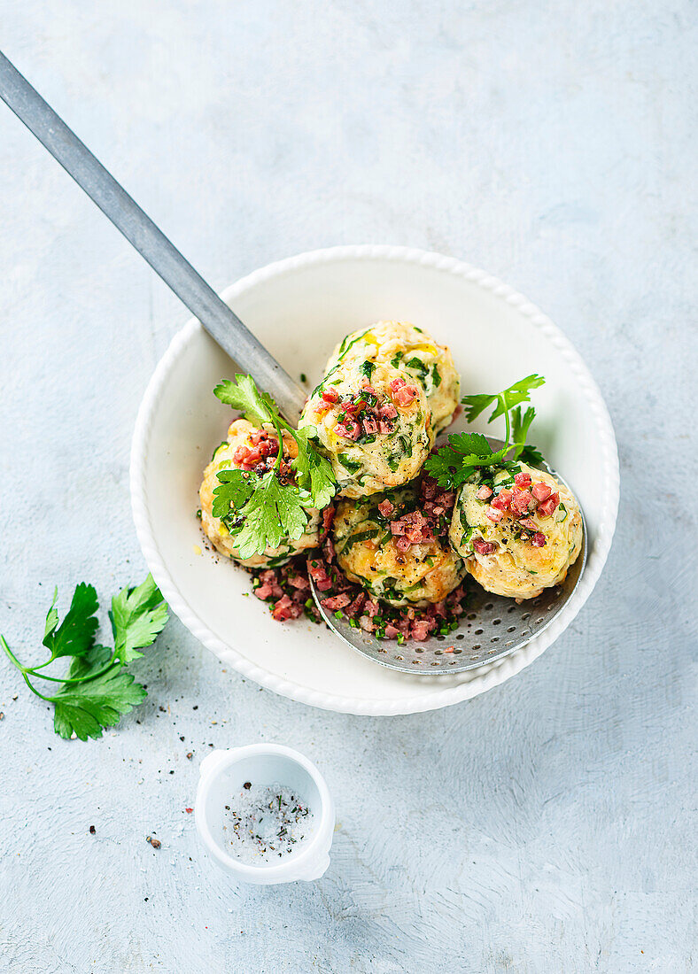 Bärlauchknödel mit Speck und Petersilie