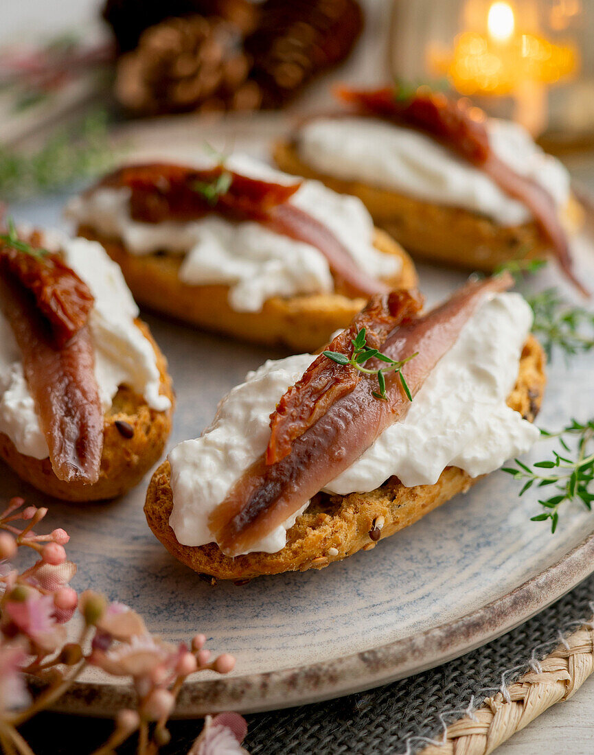 Spanische Baguette-Häppchen mit Burrata und Sardellen