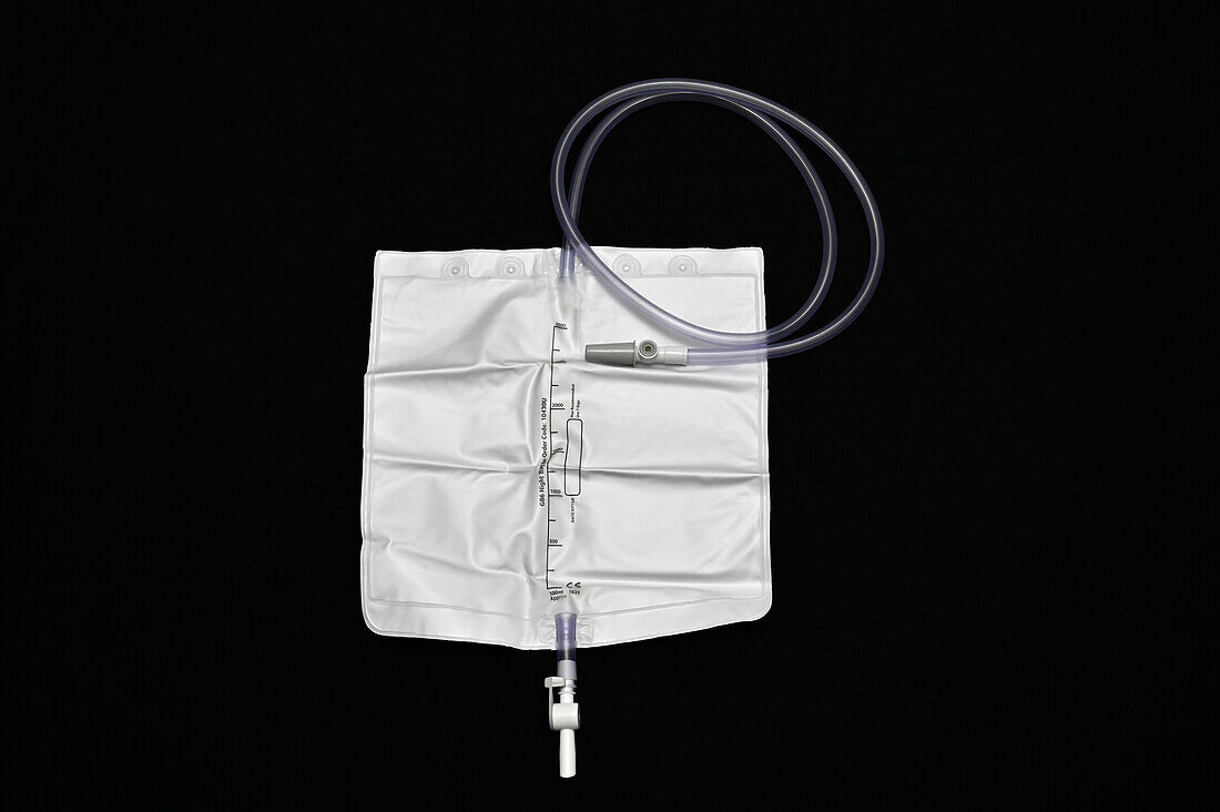 Catheter collection bag with valve