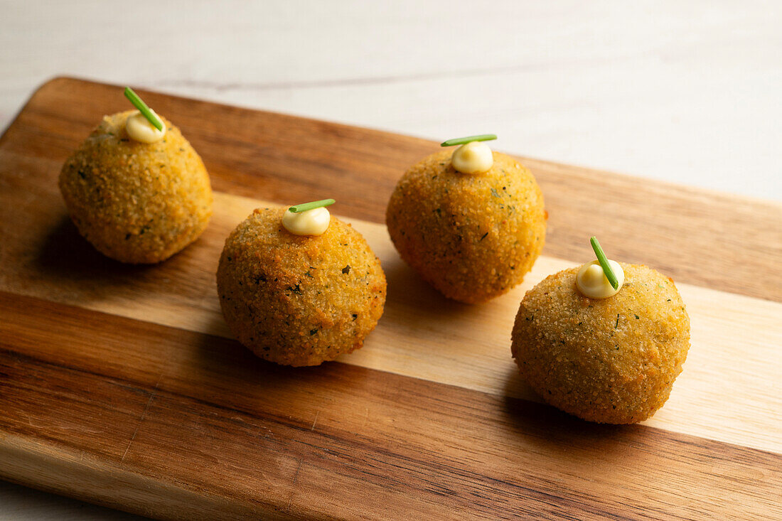 Spanische Kroketten gefüllt mit Schinken und Béchamelsauce