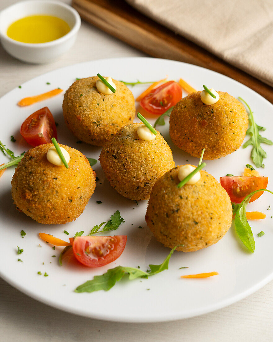 Spanische Kroketten gefüllt mit Schinken und Béchamelsauce