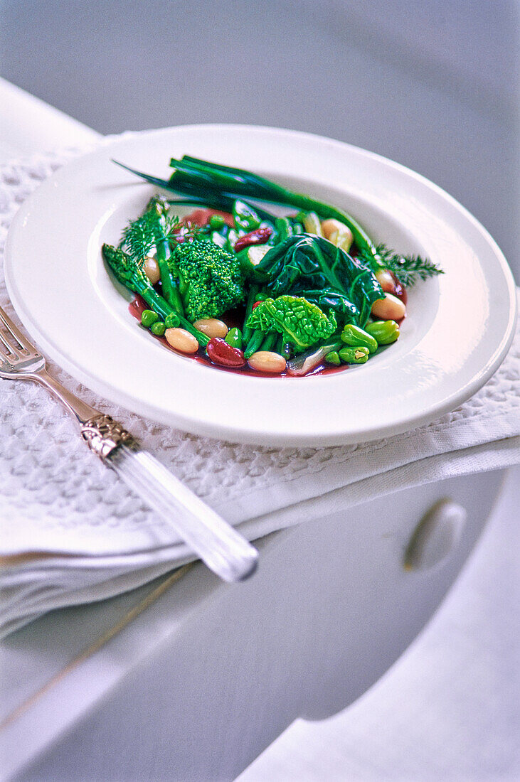 Gemüseeintopf mit Bohnen, Brokkoli, Spargel, Spinat und frischen Kräutern