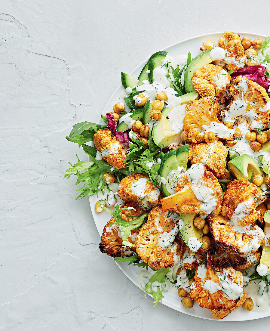 Veganer Blumenkohlsalat mit Kichererbsen