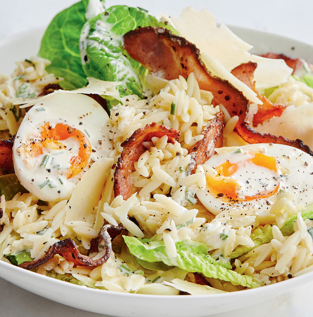 Carbonara Nudelsalat mit Speck und Ei