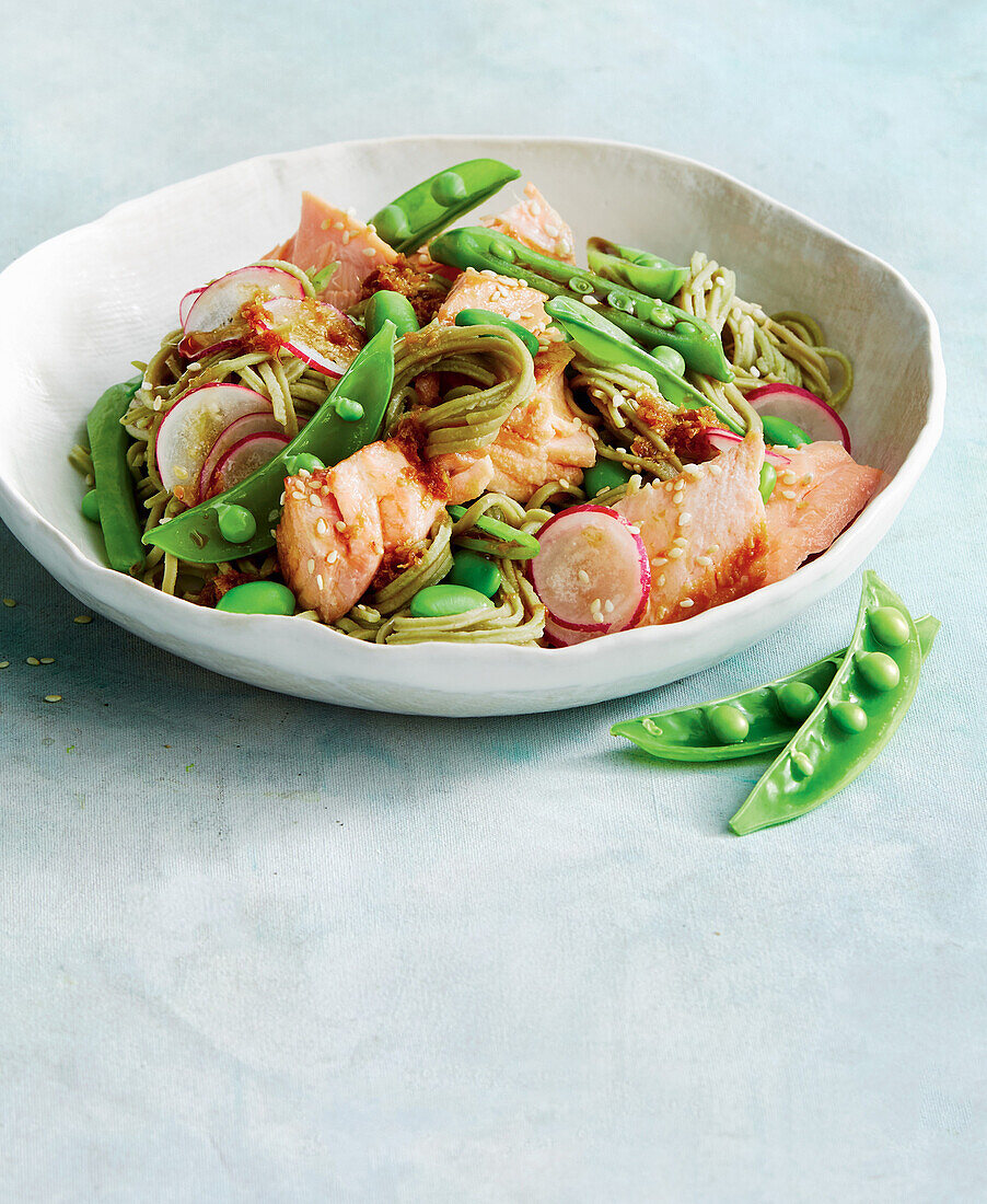 Japanischer Lachs-Edamame-Nudelsalat mit Radieschen