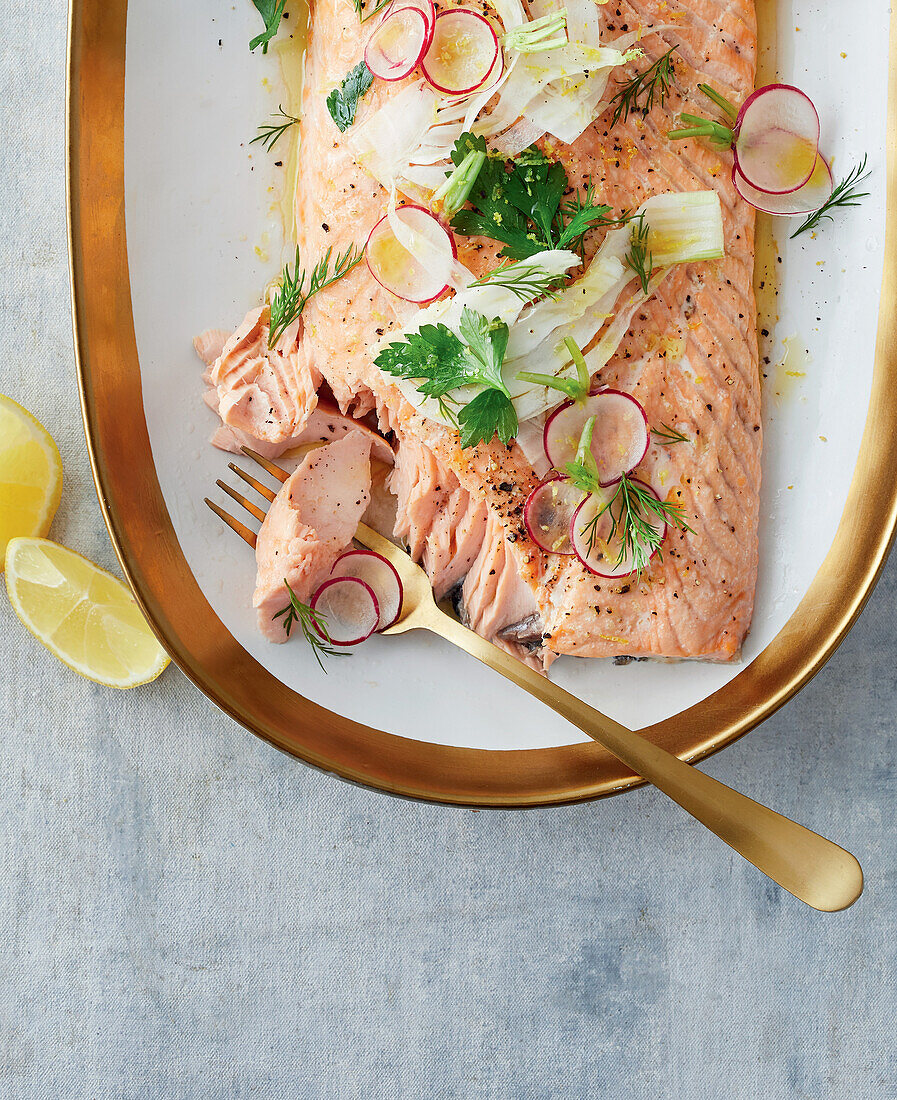 Gebratener Lachs mit Fenchel und Radieschenscheiben