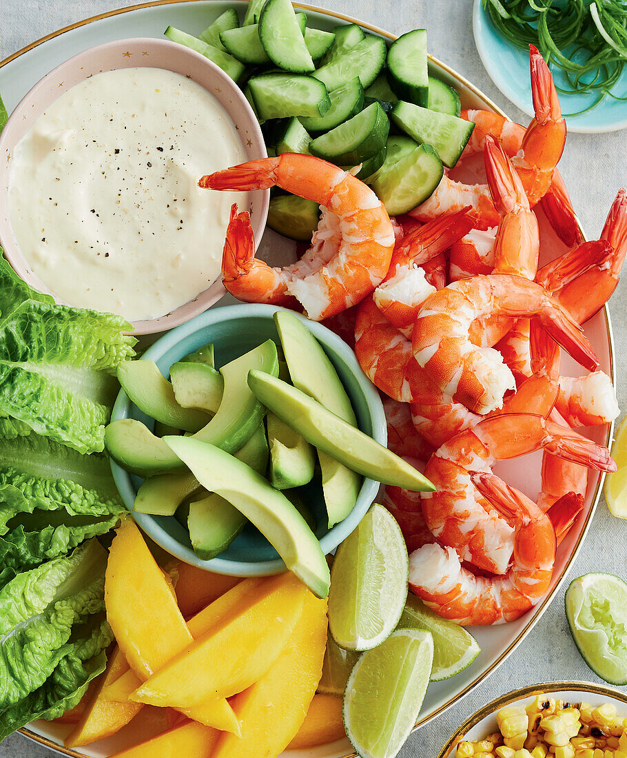 Rohkostplatte mit Avocado, Gurke, Mango, Salat und Schrimps