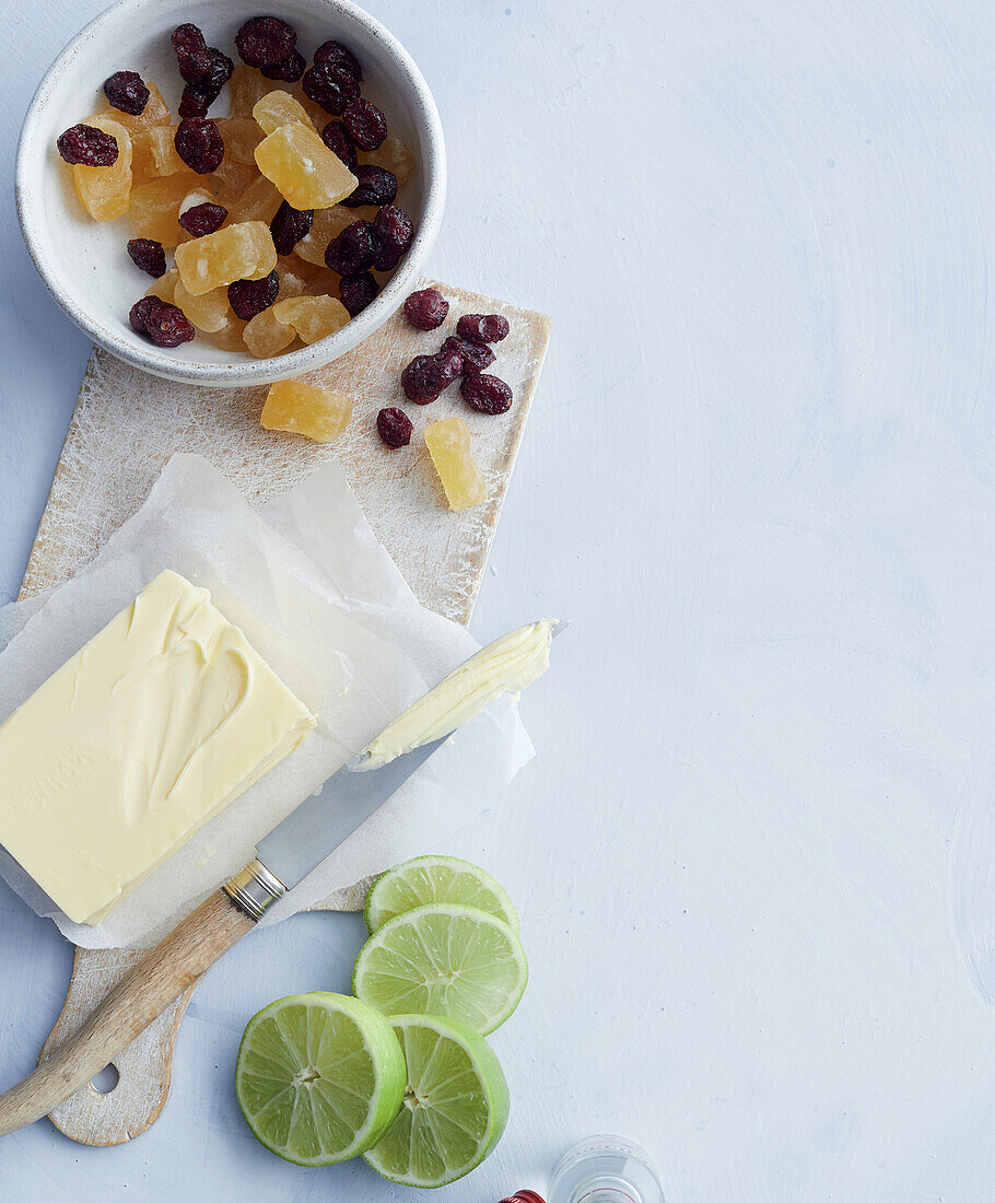 Zutaten für "Moscow Mule"-Käsekuchenkranz: Butter, Limetten, Trockenfrüchte