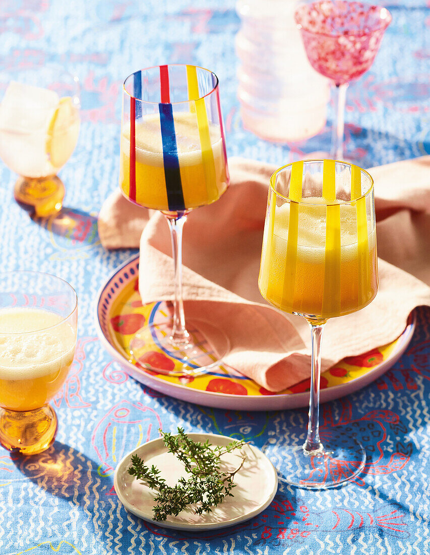 Bellini-Cocktail mit frischem Pfirsichpüree