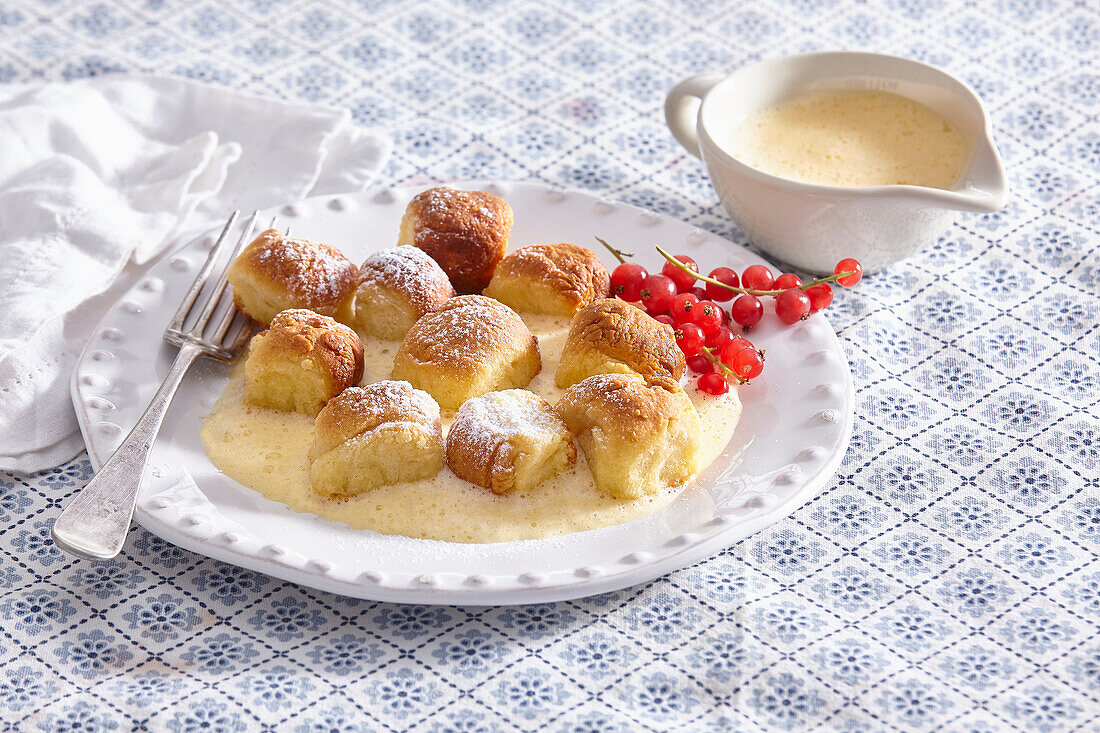 Süße Minibrötchen mit Vanille-Wein-Sauce