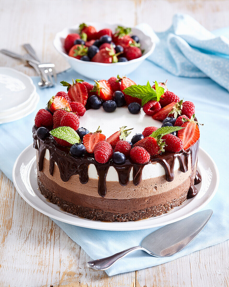 Non-baked tart (cake) with fruits