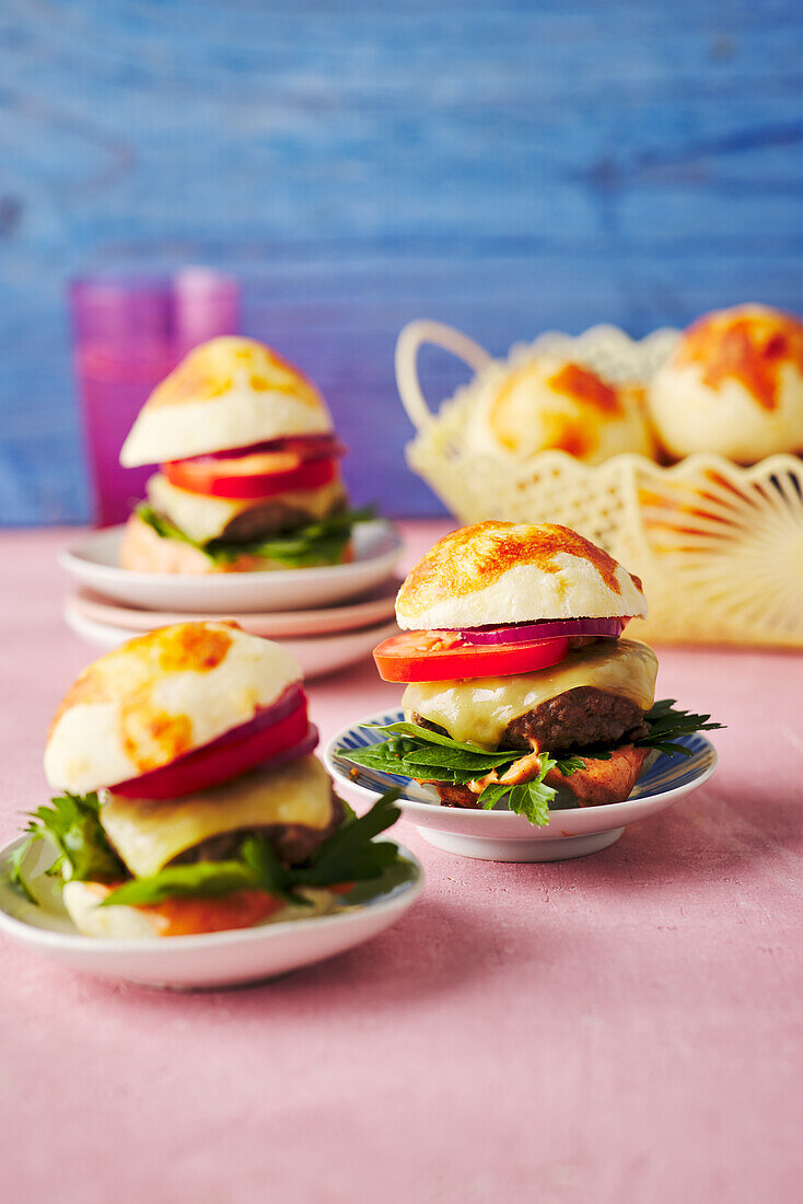 Pão de Queijo Sliders - Käsebrot-Bällchen-Burger mit Paprika-Chili-Mayo