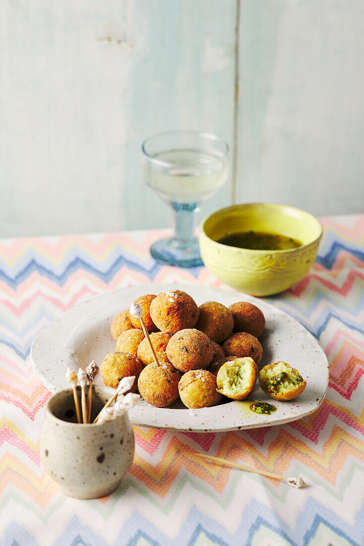 Portugiesische Bolinho de Arroz mit grüner Mojo