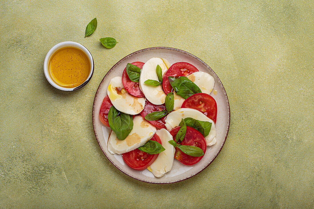 Caprese-Salat mit Tomaten, Mozzarella und Basilikum