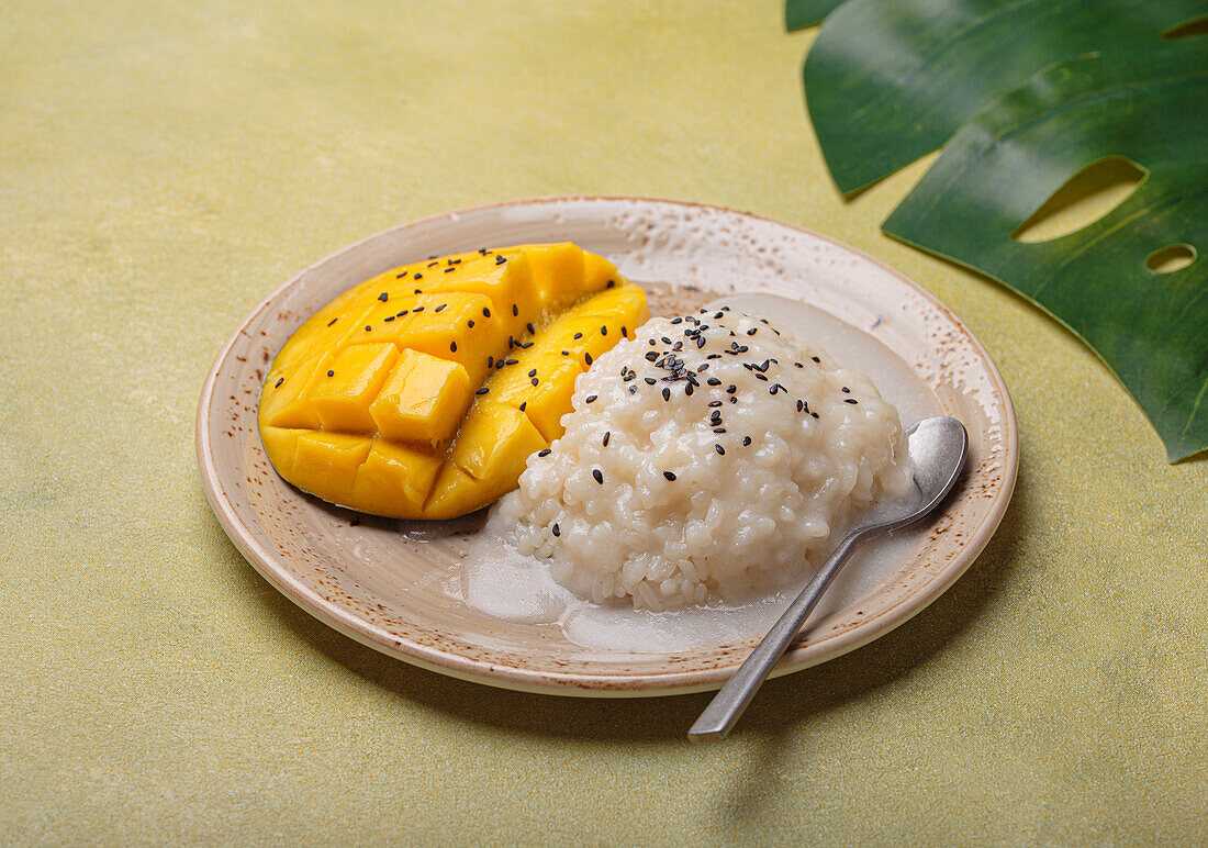 Klebreis mit frischer Mango und schwarzem Sesam (Thailand)