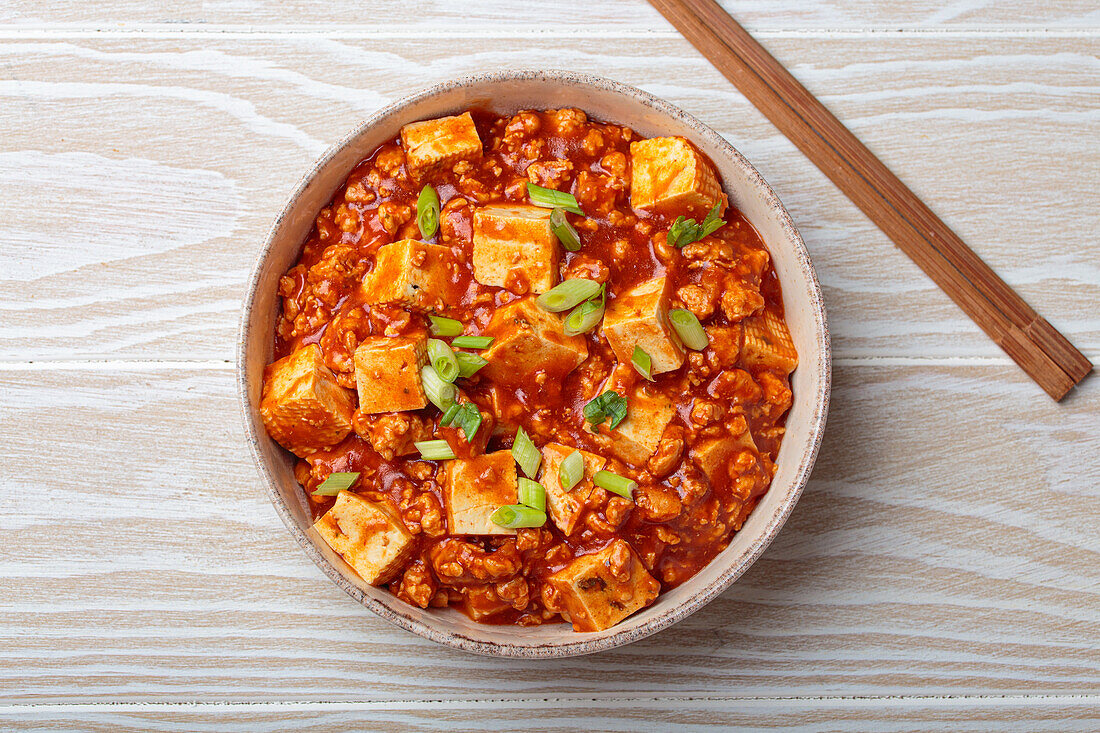 Chinesisches Gericht "Mapo Tofu" garniert mit Frühlingszwiebeln