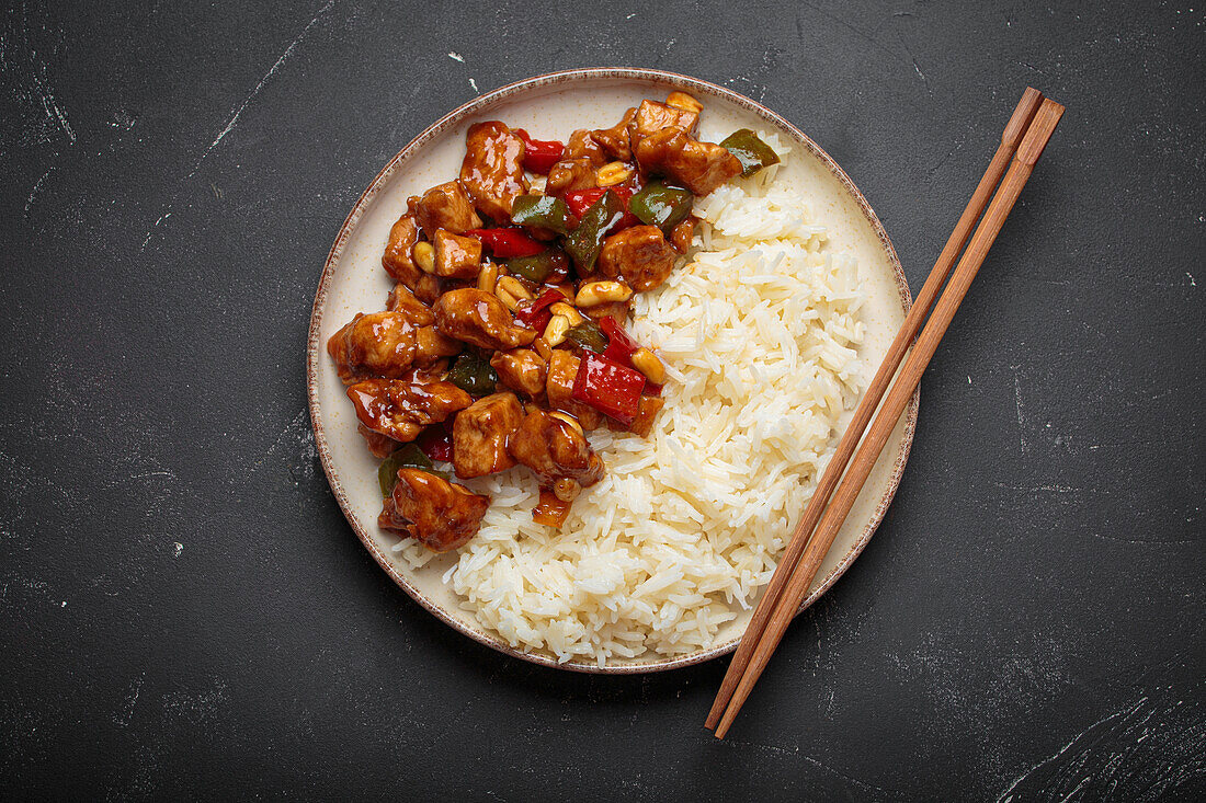 Kung Pao-Huhn mit Reis, Erdnüssen und Gemüse