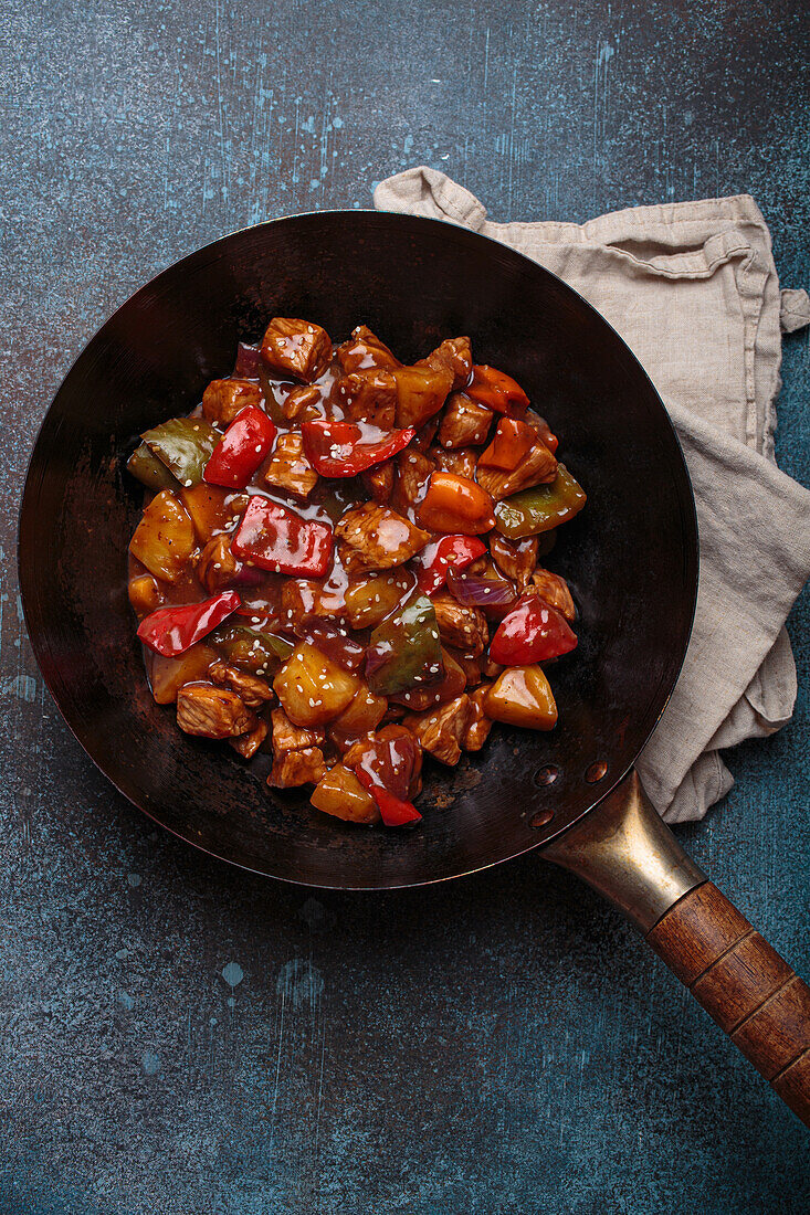 Schweinefleisch süß-sauer mit Paprika und Ananas aus dem Wok