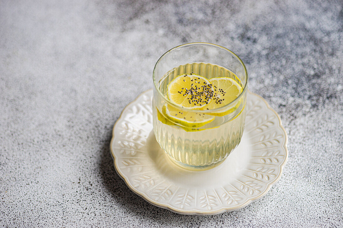 Limonade mit Zitronenscheiben und Chiasamen