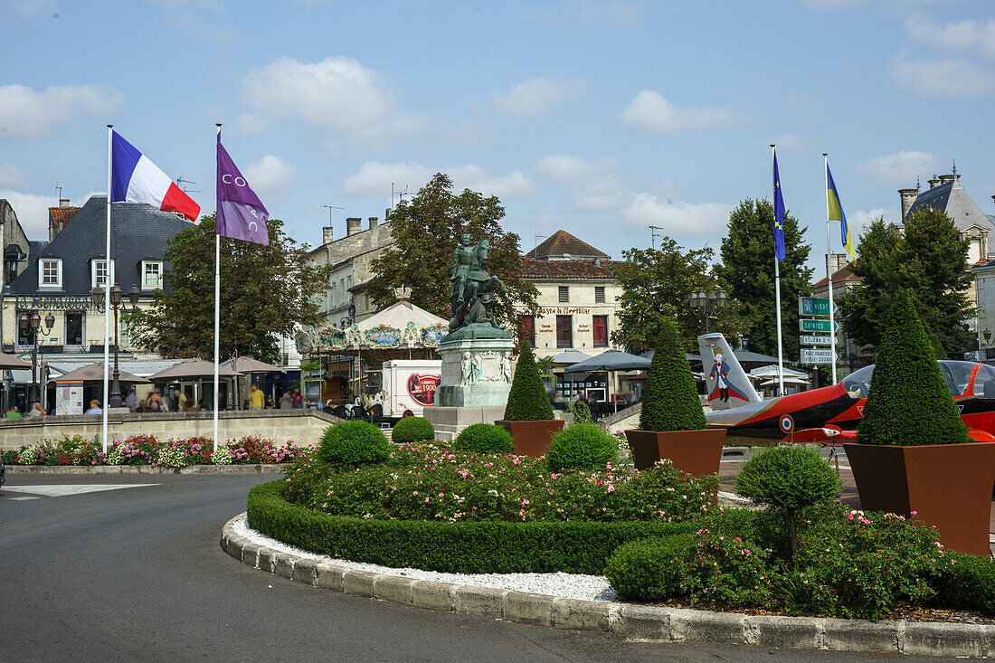 Kreisverkehr mit Denkmal in Cognac, Frankreich