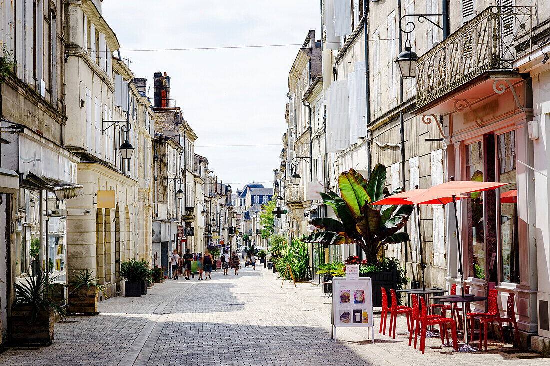 Fußgängerzone in der Altstadt von Cognac mit Straßencafés und Geschäften