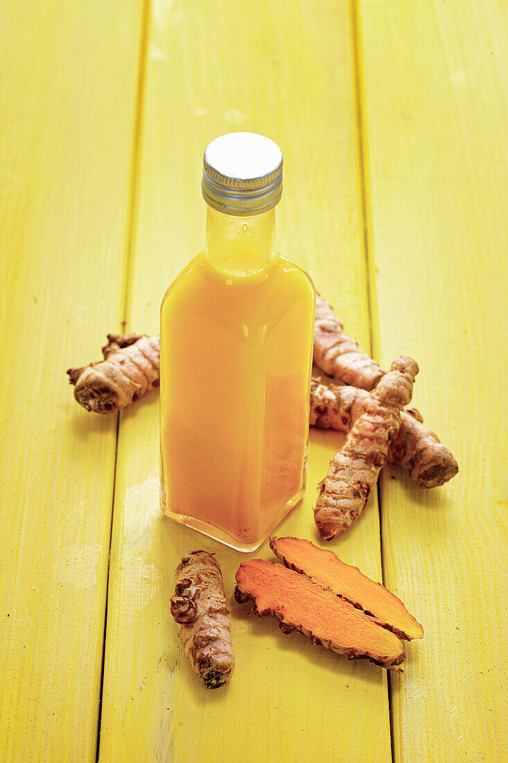 Turmeric juice with fresh turmeric root