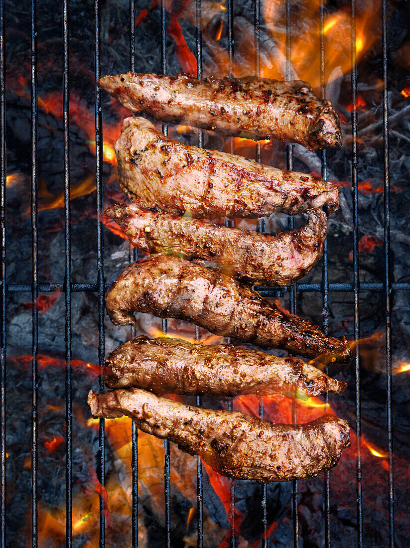 Gegrilltes Lammfilet auf Holzkohlegrill