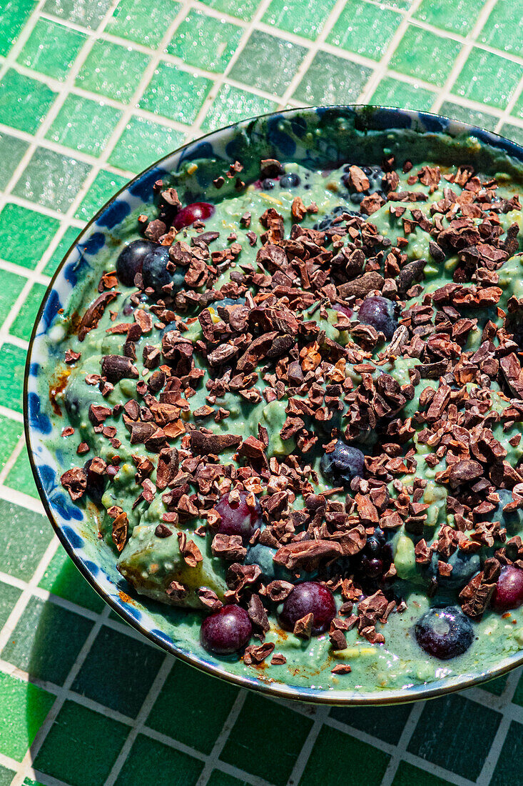 Spirulina muesli with cocoa nibs and blueberries